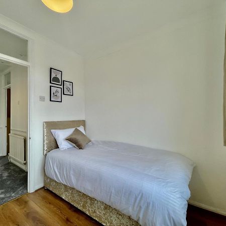 Stylish 3 Bed Chigwell Home With Free Parking Zewnętrze zdjęcie