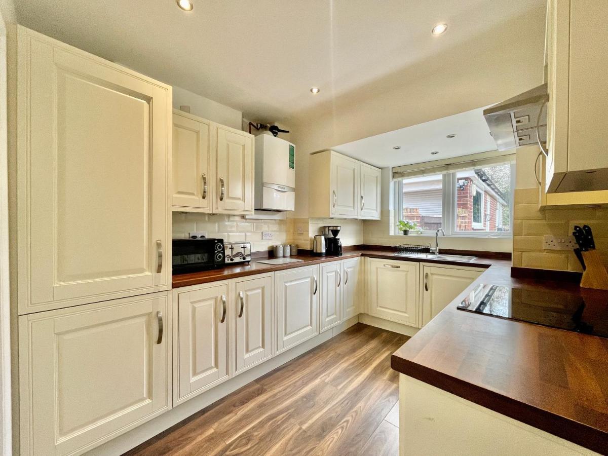 Stylish 3 Bed Chigwell Home With Free Parking Zewnętrze zdjęcie