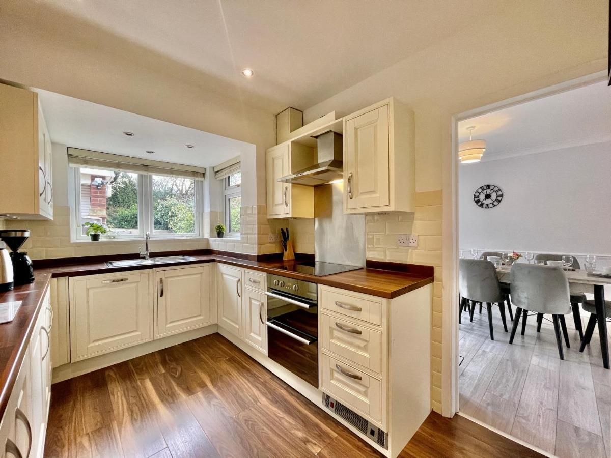 Stylish 3 Bed Chigwell Home With Free Parking Zewnętrze zdjęcie