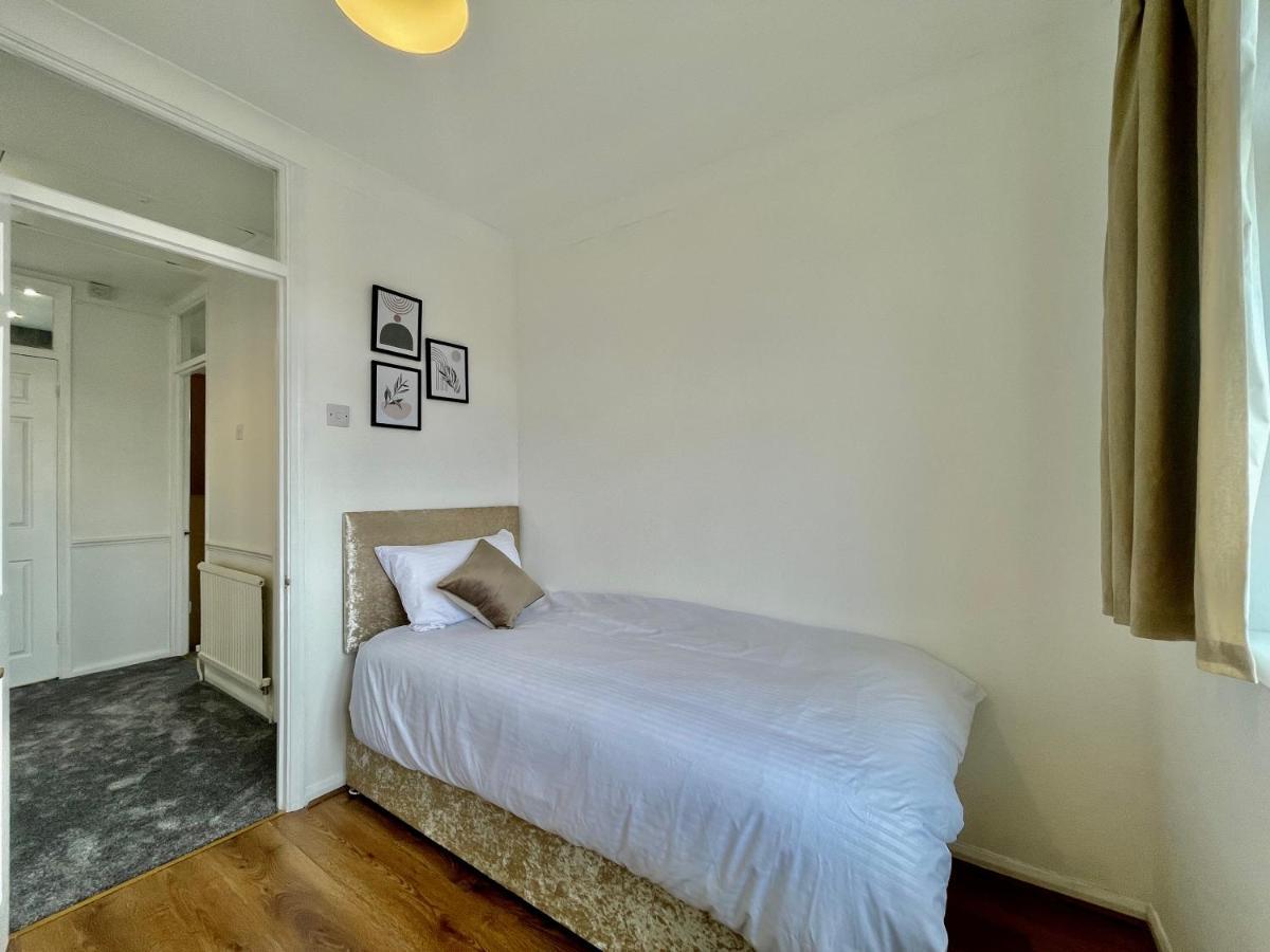 Stylish 3 Bed Chigwell Home With Free Parking Zewnętrze zdjęcie