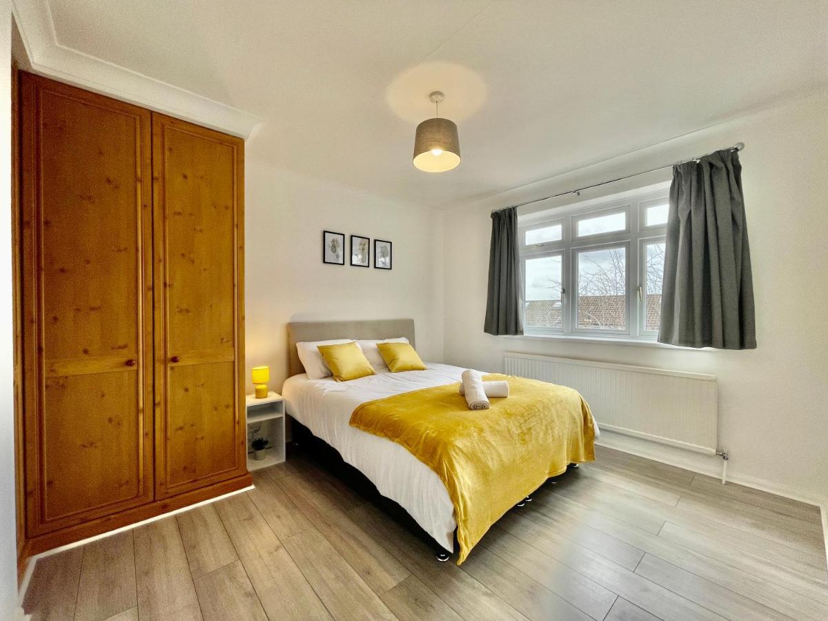 Stylish 3 Bed Chigwell Home With Free Parking Zewnętrze zdjęcie
