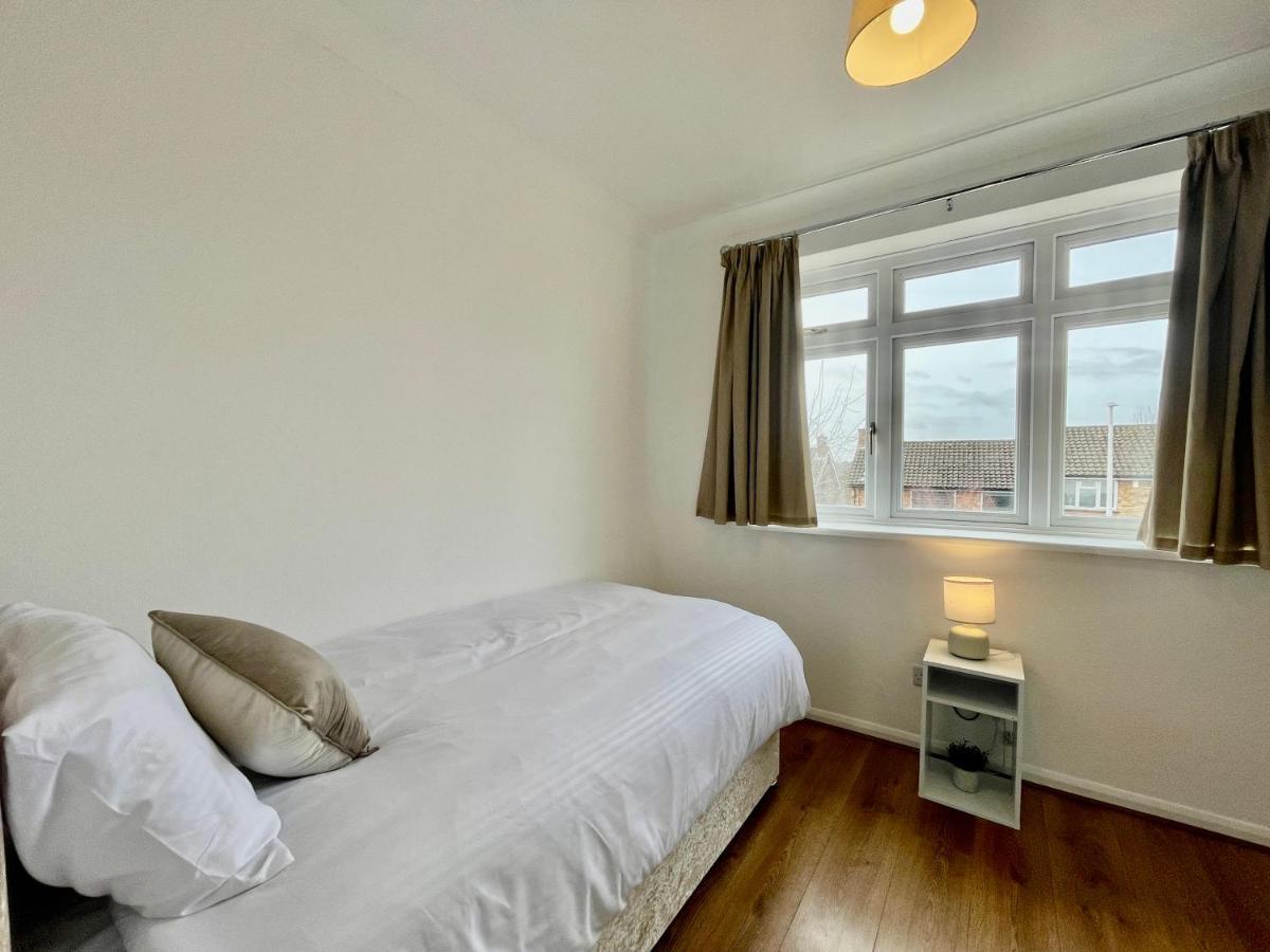 Stylish 3 Bed Chigwell Home With Free Parking Zewnętrze zdjęcie