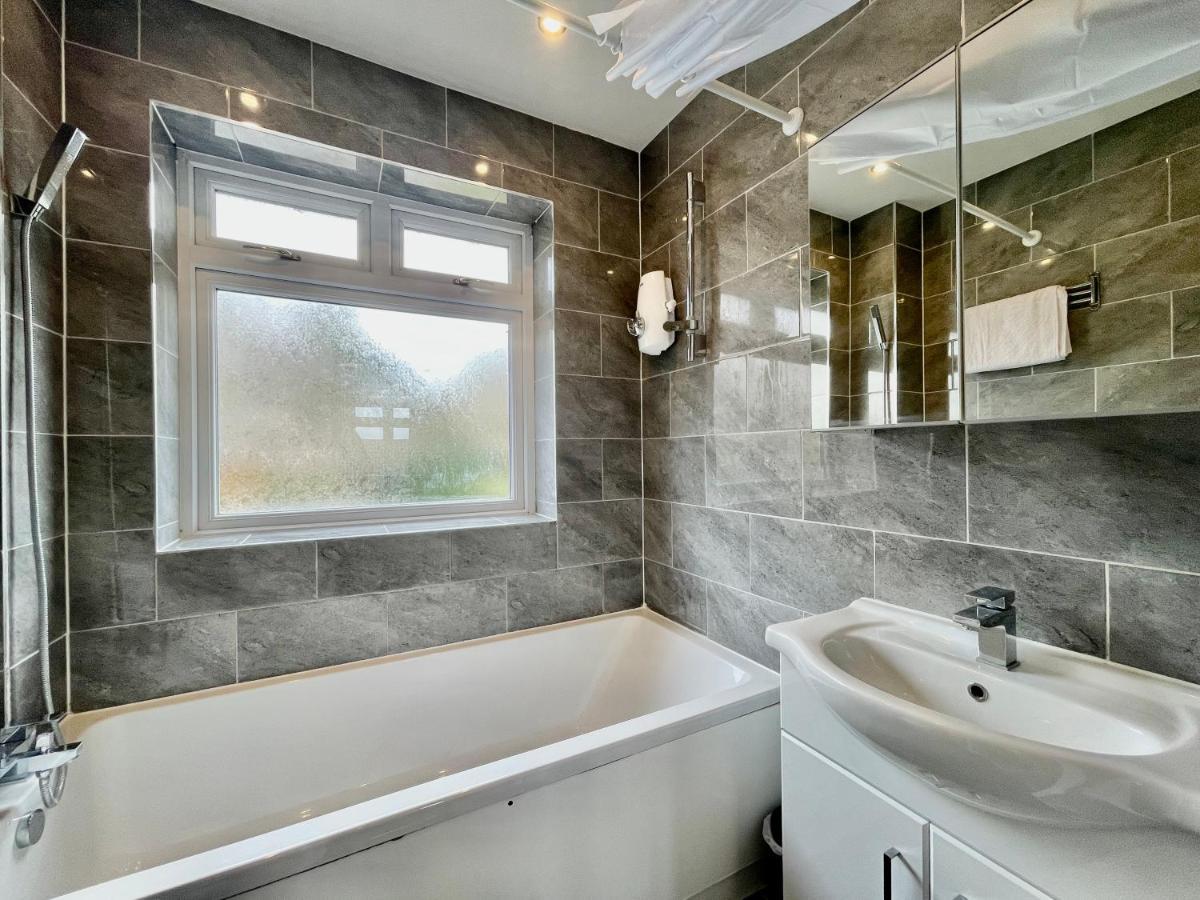 Stylish 3 Bed Chigwell Home With Free Parking Zewnętrze zdjęcie