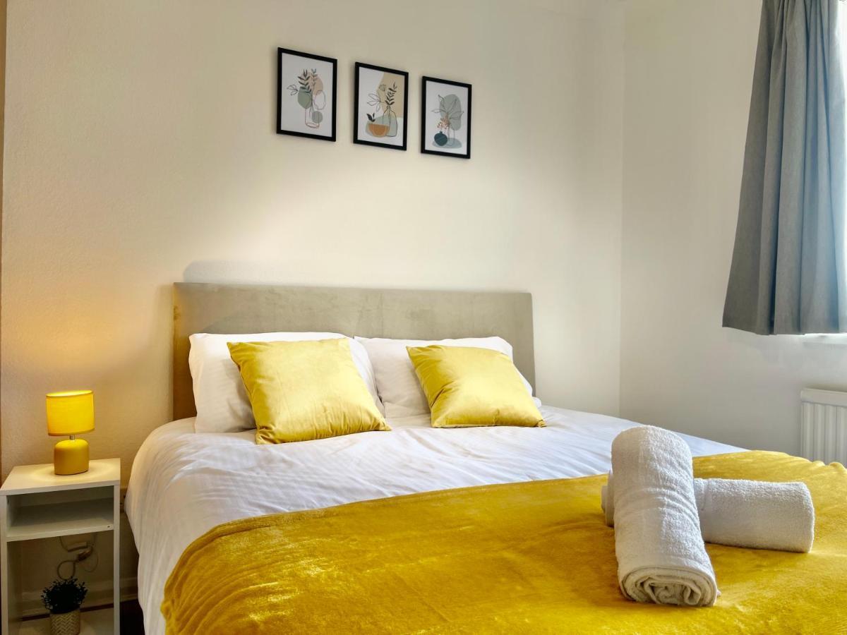 Stylish 3 Bed Chigwell Home With Free Parking Zewnętrze zdjęcie